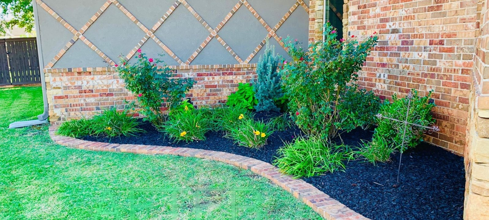 Side Yard Bed Refresh with Black Mulch