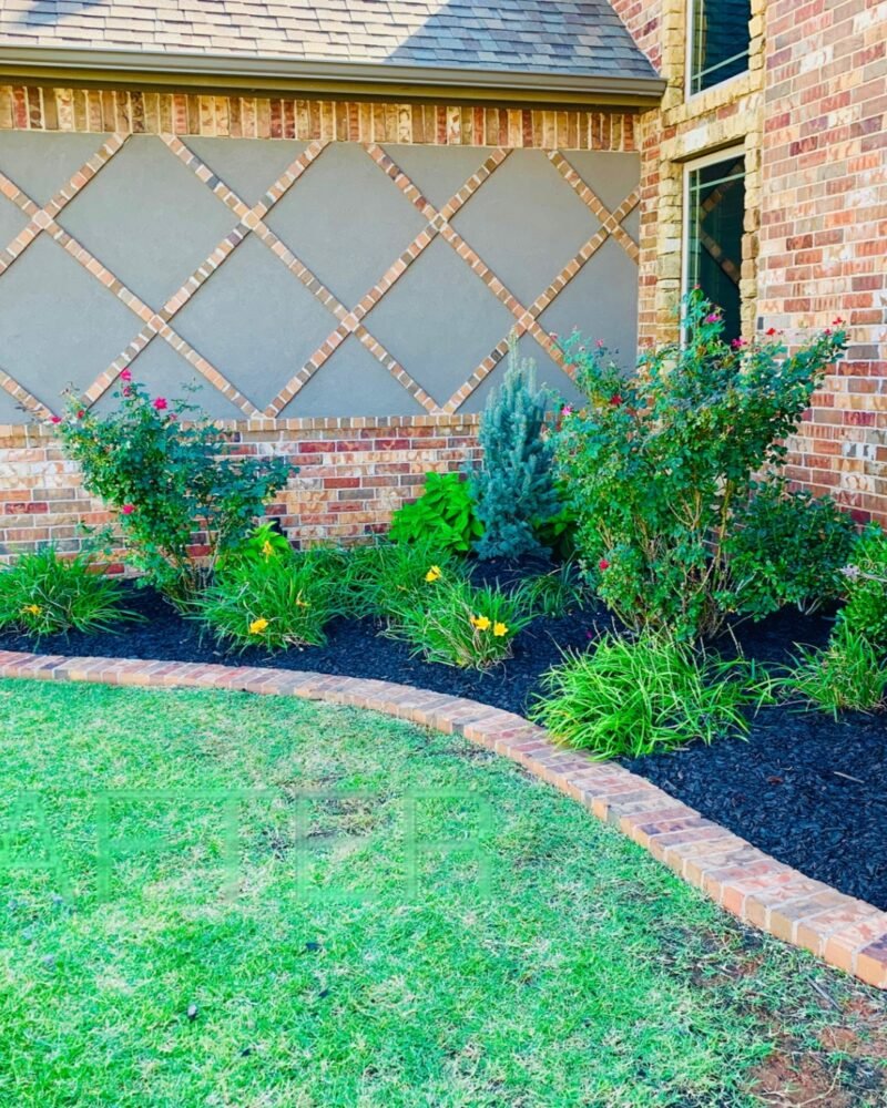 Side Yard Bed Refresh with Black Mulch